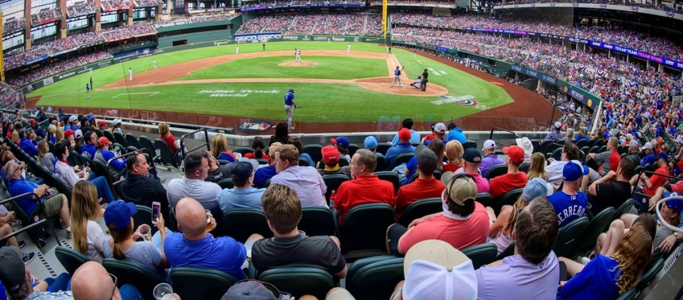 Το Τέξας άνοιξε τα γήπεδά του και ο κόσμος πλημμύρισε τις κερκίδες (βίντεο)